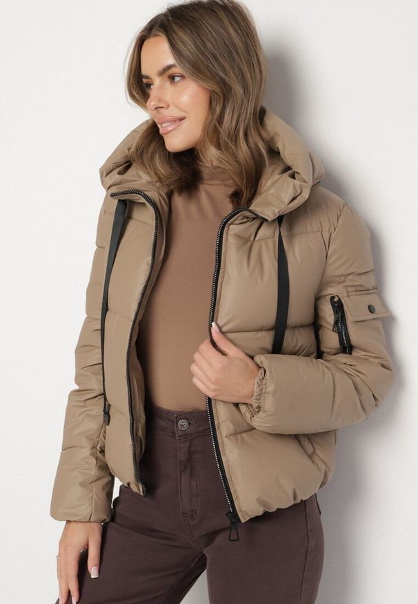 Born2be - Ciemnobeżowa Pikowana Kurtka Puffer z Kapturem i Ozdobnymi Taśmami Relania. Okazja: na spacer, na co dzień. Typ kołnierza: kaptur. Kolor: beżowy. Materiał: dzianina, skóra, poliester. Styl: casual