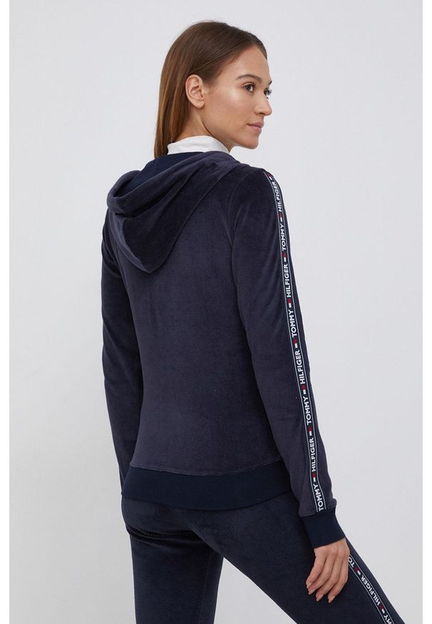 TOMMY HILFIGER - Tommy Hilfiger Bluza damska kolor granatowy z kapturem z nadrukiem. Okazja: na co dzień. Typ kołnierza: kaptur. Kolor: niebieski. Materiał: dzianina, bawełna. Wzór: nadruk. Styl: casual