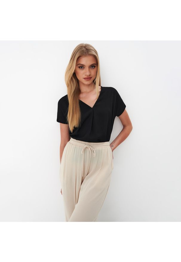 Mohito - Czarna bluzka z dekoltem V - Czarny. Kolor: czarny