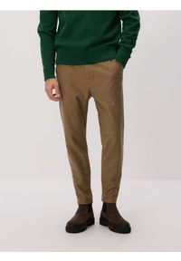 Reserved - Spodnie carrot z wiązaniem - beżowy. Kolor: beżowy. Materiał: bawełna, tkanina