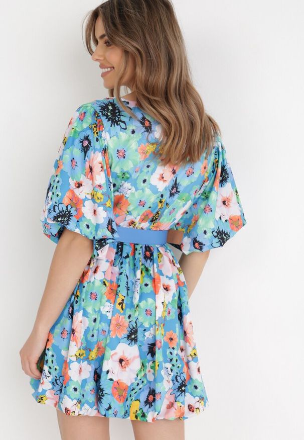 Born2be - Niebieska Sukienka z Paskiem Appialla. Typ kołnierza: dekolt kopertowy. Kolor: niebieski. Wzór: nadruk, aplikacja, kolorowy, kwiaty. Sezon: lato. Typ sukienki: kopertowe. Styl: elegancki, wizytowy. Długość: mini