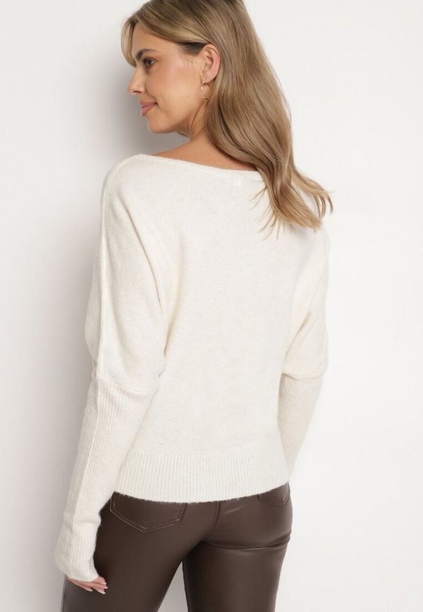 Born2be - Jasnobeżowy Sweter z Lnem i Dekoltem w Łódkę o Kroju Oversize Sassirra. Okazja: do pracy. Typ kołnierza: dekolt w łódkę. Kolor: beżowy. Materiał: len. Styl: elegancki
