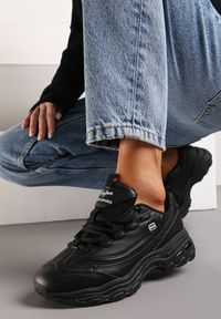 Renee - Czarne Designerskie Sneakersy z Tłoczeniami i Przeszyciami Alerdia. Okazja: na co dzień. Kolor: czarny. Materiał: jeans. Wzór: aplikacja
