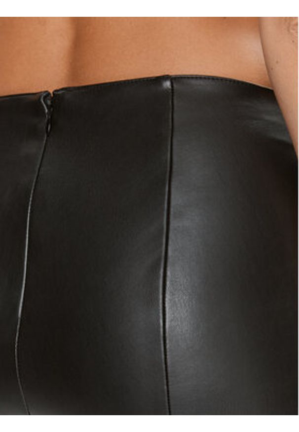 Guess Spodnie z imitacji skóry Nia W3BB18 K8S30 Czarny Regular Fit. Kolor: czarny. Materiał: skóra