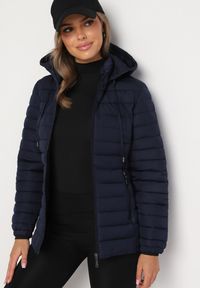 Born2be - Granatowa Pikowana Kurtka z Kapturem i Sznurkami Miviana. Okazja: na spacer. Typ kołnierza: kaptur. Kolor: niebieski. Materiał: jeans. Długość rękawa: długi rękaw. Długość: długie #7