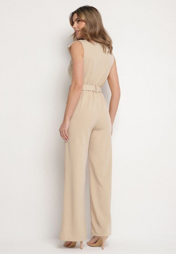 Born2be - Beżowy Kombinezon z Wywijanym Dekoltem w Łódkę i Paskiem z Klamrą Galithiela. Okazja: na co dzień. Kolor: beżowy. Wzór: aplikacja. Styl: casual, klasyczny, elegancki