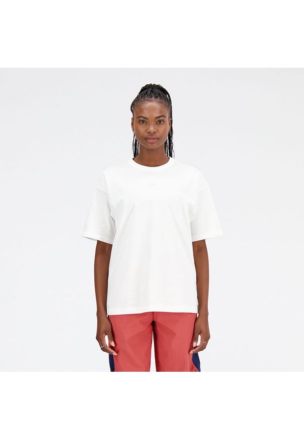 Koszulka damska New Balance WT33510WT – biała. Kolor: biały. Materiał: dresówka, materiał, bawełna. Długość rękawa: krótki rękaw. Długość: krótkie. Wzór: napisy