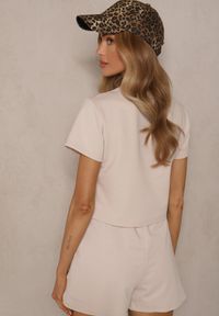 Renee - Jasnobeżowy Bawełniany T-shirt o Fasonie Cropped Galionela. Okazja: na co dzień. Kolor: beżowy. Materiał: bawełna. Sezon: lato, wiosna. Styl: casual #4