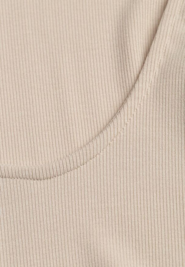 Renee - Jasnobeżowe Basicowe Body Sadovelle. Okazja: na co dzień, na spotkanie biznesowe, do pracy. Kolor: beżowy. Materiał: jeans. Długość rękawa: długi rękaw. Długość: długie. Styl: casual, biznesowy, elegancki, sportowy