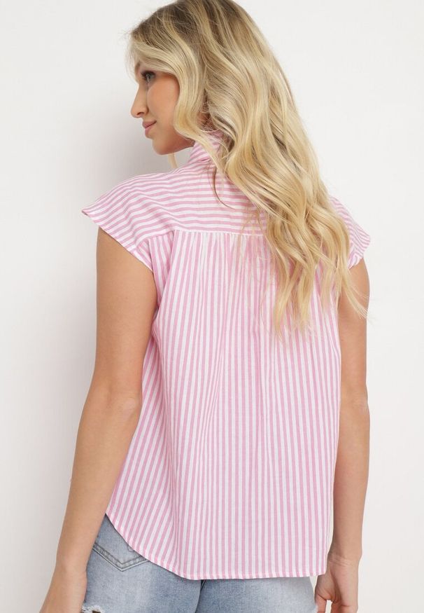 Born2be - Różowa Bawełniana Koszula Bez Rękawów w Paski Zapinana na Guziki Loratia. Okazja: na spotkanie biznesowe. Kolor: różowy. Materiał: bawełna. Długość rękawa: bez rękawów. Wzór: paski. Styl: elegancki, klasyczny, biznesowy