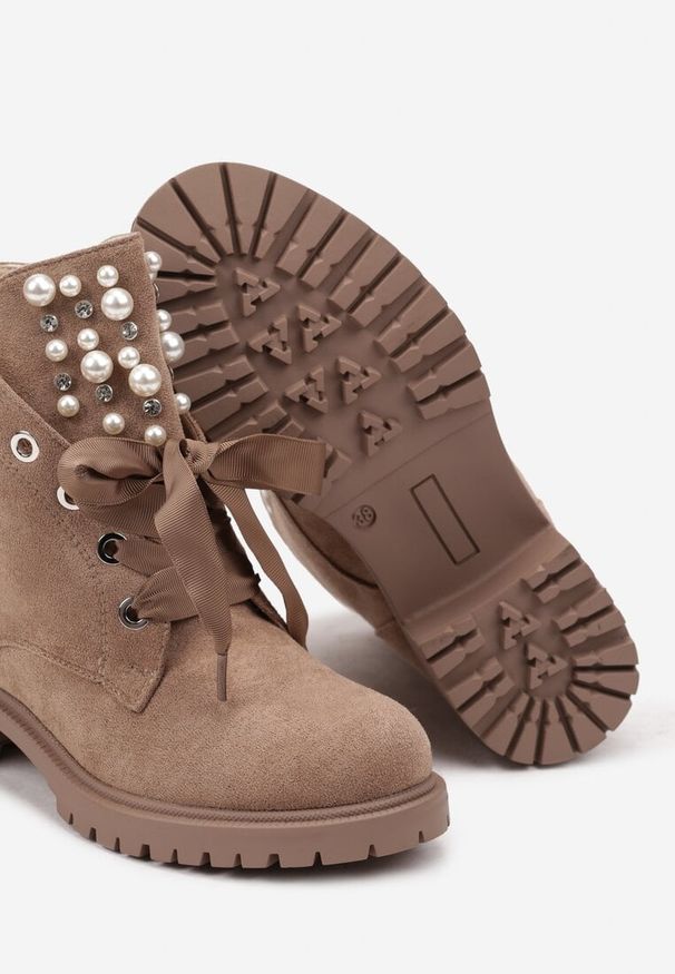 Born2be - Ciemnobeżowe Botki z Językiem Ozdobionym Perełkami i Cyrkoniami Jovirra. Okazja: na co dzień. Kolor: beżowy. Materiał: jeans. Wzór: aplikacja. Styl: elegancki, casual, rockowy
