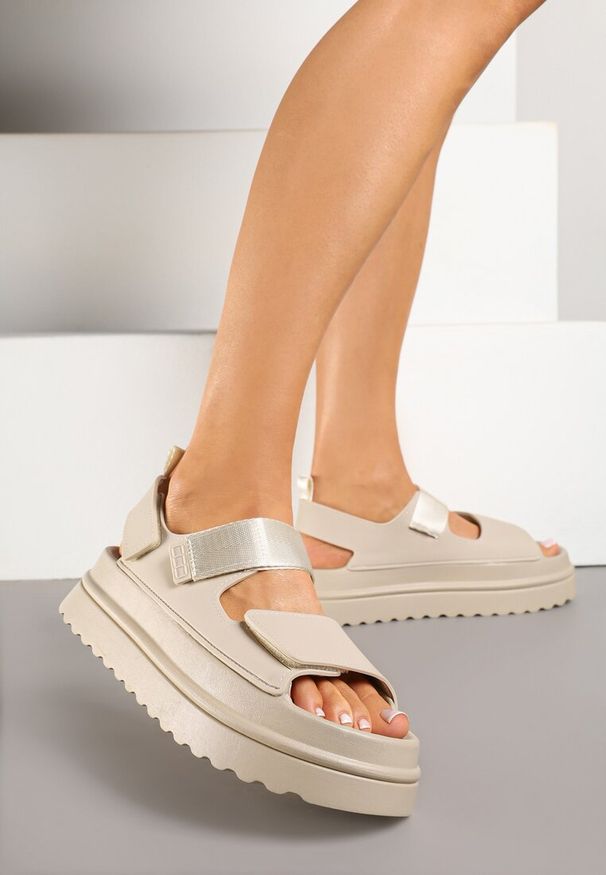 Born2be - Beżowe Sandały na Grubej Podeszwie z Tłoczeniem Galissena. Okazja: na imprezę, na co dzień. Zapięcie: sprzączka. Kolor: beżowy. Sezon: lato. Styl: elegancki, casual