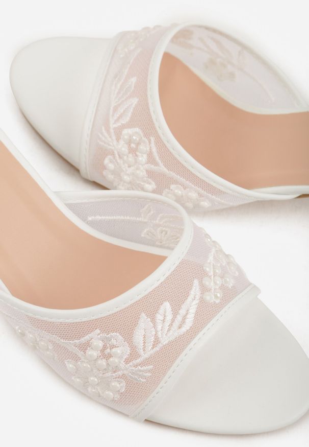 Born2be - Białe Klapki na Metalicznej Szpilce z Kwiatowym Haftem i Perłowymi Koralikami Melonia. Okazja: na co dzień. Kolor: biały. Wzór: haft, kwiaty. Styl: casual, elegancki, klasyczny