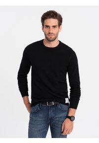Ombre Clothing - Sweter męski z teksturą i półokrągłym dekoltem - czarny V4 OM-SWSW-0104 - XXL. Kolor: czarny. Materiał: bawełna, akryl. Długość rękawa: długi rękaw. Długość: długie. Wzór: aplikacja #1