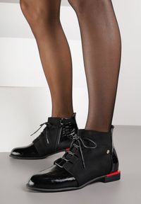 Renee - Czarne Botki Lakierowane Vices Typu Sztyblety Ozdobione Tłoczeniem Uzvila. Okazja: na co dzień. Kolor: czarny. Materiał: lakier. Wzór: aplikacja. Styl: street, casual, elegancki #6