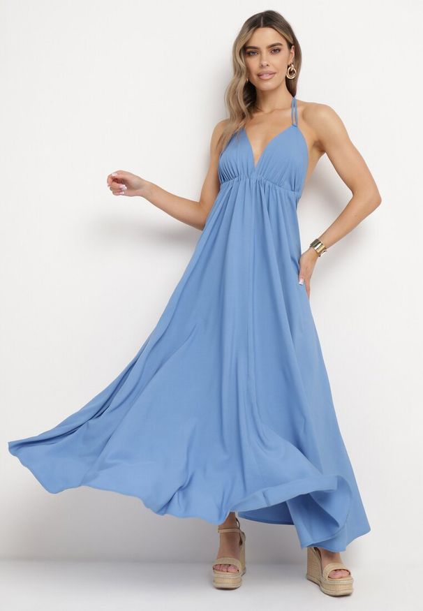 Born2be - Niebieska Sukienka z Wiskozy o Mocno Rozkloszowanym Fasonie Wiązana na Szyi Uldren. Okazja: na co dzień, na spacer. Kolor: niebieski. Materiał: wiskoza. Sezon: lato. Typ sukienki: rozkloszowane. Styl: casual