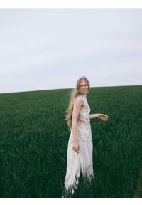 Reserved - Luźne spodnie z metalizowaną nitką - beżowy. Kolor: beżowy. Materiał: len, wiskoza, tkanina