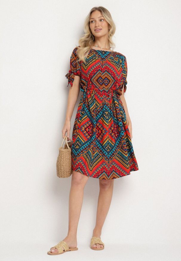 Born2be - Czerwona Bawełniana Sukienka w Etno Wzór z Wiązanym Paskiem w Talii Tosmera. Okazja: na co dzień. Kolor: czerwony. Materiał: bawełna. Styl: etno