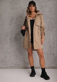 Renee - Brązowa Przejściowa Kurtka Parka z Rękawami z Możliwością Podpięcia Tinarae. Okazja: na spacer. Kolor: brązowy #3