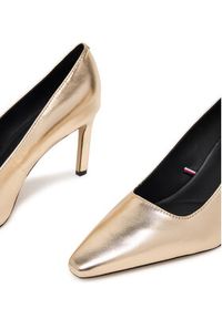 TOMMY HILFIGER - Tommy Hilfiger Szpilki Logo Metallic Pump Slanted Hl FW0FW08994 Złoty. Kolor: złoty. Materiał: skóra. Obcas: na szpilce