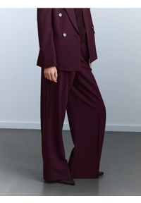 Reserved - Szerokie spodnie z kantem - burgundowy. Kolor: czerwony. Materiał: tkanina, wiskoza #1
