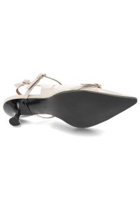 Hot Potatoes by Gioseppo - Beżowe Czółenka Gioseppe Eleganckie Lakierowane Obuwie Damskie. Okazja: na co dzień. Zapięcie: pasek. Kolor: beżowy. Szerokość cholewki: normalna. Wzór: paski, aplikacja, geometria. Materiał: lakier. Obcas: na obcasie. Styl: elegancki. Wysokość obcasa: średni #6