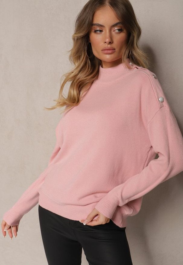 Renee - Jasnoróżowy Golf z Eleganckim Zapięciem na Ramieniu Ozdobiony Cyrkoniami przy Guzikach Maririna. Okazja: do pracy, na spotkanie biznesowe, na co dzień. Typ kołnierza: golf. Kolor: różowy. Materiał: jeans. Długość rękawa: długi rękaw. Długość: długie. Wzór: aplikacja. Styl: elegancki