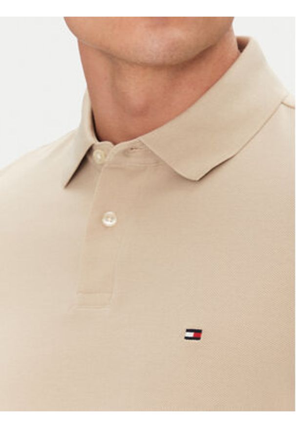 TOMMY HILFIGER - Tommy Hilfiger Polo 1985 MW0MW17770 Beżowy Regular Fit. Typ kołnierza: polo. Kolor: beżowy. Materiał: bawełna