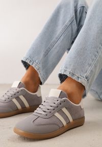 Renee - Szare Sneakersy z Ekozamszu na Płaskiej Podeszwie Pemeriana. Okazja: na uczelnię, na co dzień, na spacer. Nosek buta: okrągły. Zapięcie: sznurówki. Kolor: szary. Szerokość cholewki: normalna. Materiał: skóra, zamsz, materiał. Obcas: na płaskiej podeszwie. Wysokość obcasa: niski. Sport: turystyka piesza #1