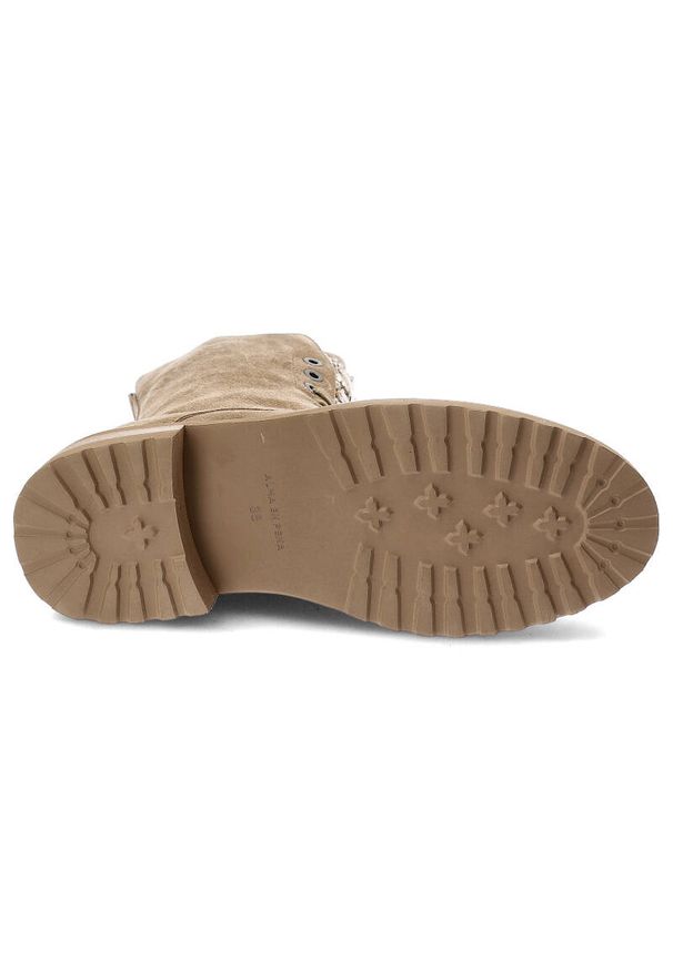 Beżowe Botki Alma En Pena Eleganckie Obuwie Jesienne. Kolor: beżowy. Materiał: materiał, skóra. Szerokość cholewki: normalna. Sezon: jesień. Obcas: na obcasie. Styl: elegancki. Wysokość obcasa: średni