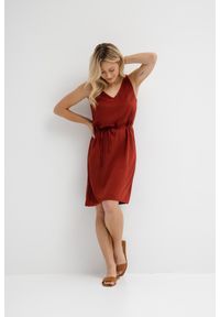 SUKIENKA CRISTY MIEDZIANA S - Flawless. Kolor: brązowy. Materiał: tkanina, wiskoza. Sezon: lato. Typ sukienki: proste, sportowe. Styl: sportowy, wizytowy. Długość: mini