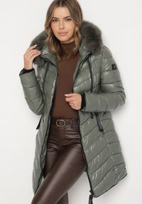 Born2be - Zielona Pikowana Kurtka o Taliowanym Kroju z Kapturem z Futerkiem Naleanna. Okazja: na co dzień. Typ kołnierza: kaptur. Kolor: zielony. Materiał: futro. Styl: casual #3