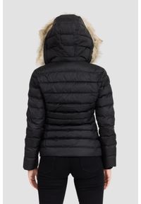 Tommy Jeans - TOMMY JEANS Czarna damska kurtka z futrem, Rozmiar M. Kolor: czarny. Materiał: futro. Długość rękawa: długi rękaw. Długość: długie. Wzór: bez wzorów. Styl: elegancki #2
