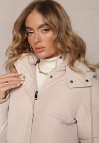Renee - Jasnobeżowa Kurtka z Klasycznym Pikowaniem i Odpinanym Kapturem Thessari. Kolor: beżowy. Styl: klasyczny #4