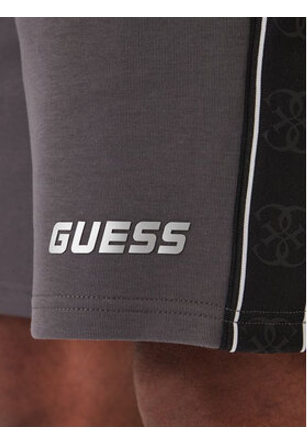 Guess Szorty materiałowe Z4RD04 KB3P2 Szary Regular Fit. Kolor: szary. Materiał: bawełna