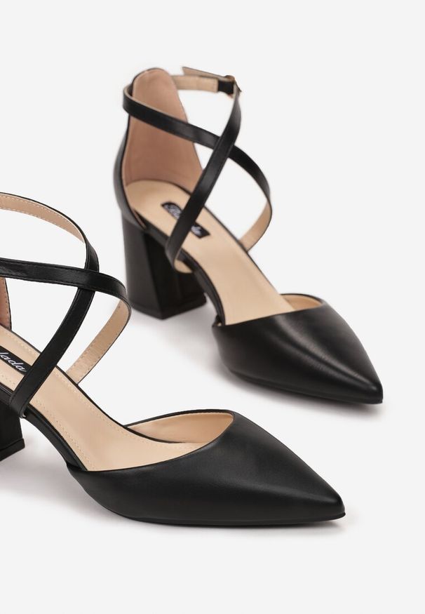 Renee - Czarne Czółenka Akisiphaeia. Okazja: na spotkanie biznesowe. Nosek buta: szpiczasty. Zapięcie: pasek. Kolor: czarny. Obcas: na słupku. Styl: biznesowy, wizytowy