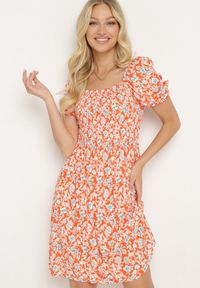 Born2be - Pomarańczowa Wiskozowa Sukienka Hiszpanka o Rozkloszowanym Kroju z Marszczonym Dekoltem Otlea. Okazja: na co dzień. Typ kołnierza: dekolt hiszpanka. Kolor: pomarańczowy. Materiał: wiskoza. Długość rękawa: krótki rękaw. Sezon: lato. Styl: boho, casual #1