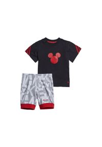 Koszulka + spodenki komplet dziecięcy Adidas Disney Mickey Mouse Summer Set. Kolor: czerwony, czarny, wielokolorowy. Materiał: bawełna. Wzór: motyw z bajki