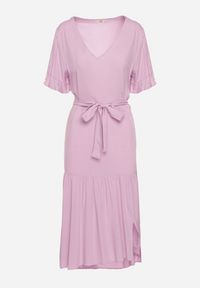 Born2be - Fioletowa Sukienka Pudełkowa z Materiałowym Paskiem i Falbanką Dimovas. Typ kołnierza: dekolt w kształcie V. Kolor: fioletowy. Materiał: materiał #7