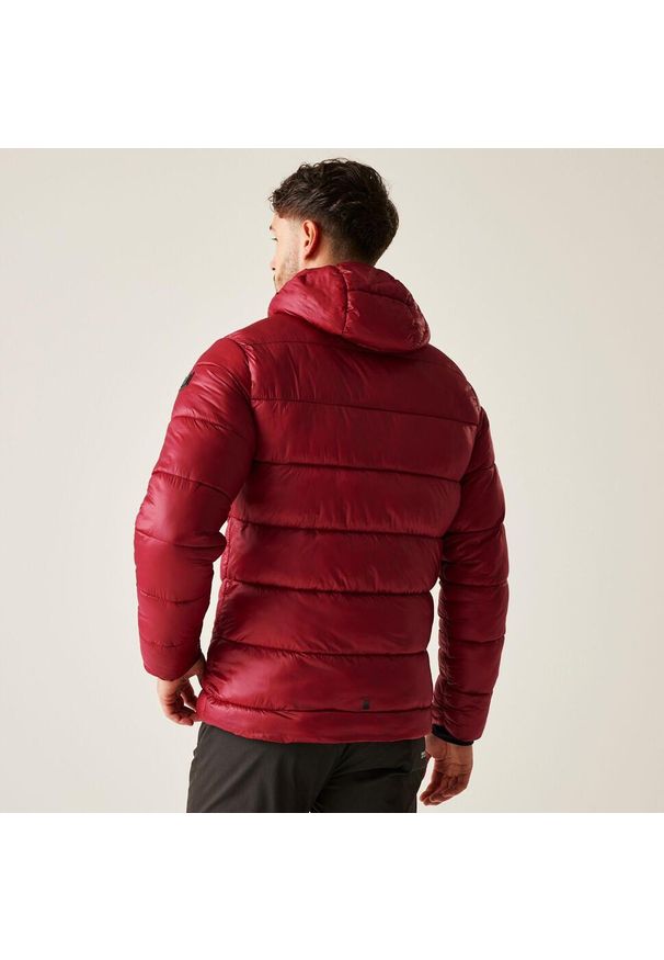 Kurtka turystyczna męska Toploft II Regatta. Typ kołnierza: kaptur. Kolor: czerwony, wielokolorowy, brązowy. Materiał: puch. Sezon: zima. Sport: turystyka piesza