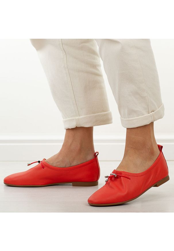 Pomarańczowe skórzane półbuty damskie T.Sokolski w26-236. Okazja: na co dzień. Zapięcie: bez zapięcia. Kolor: pomarańczowy. Materiał: skóra. Szerokość cholewki: normalna. Sezon: wiosna, jesień, lato. Styl: casual, elegancki, klasyczny