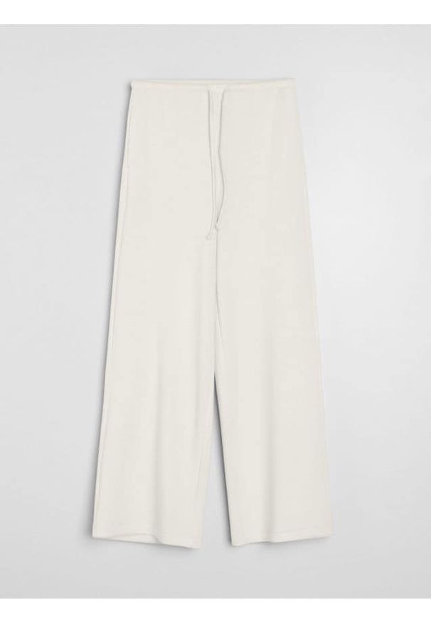Sinsay - Spodnie wide leg z miękkiej dzianiny z domieszką wiskozy soft touch - kremowy. Kolor: kremowy. Materiał: dzianina, wiskoza