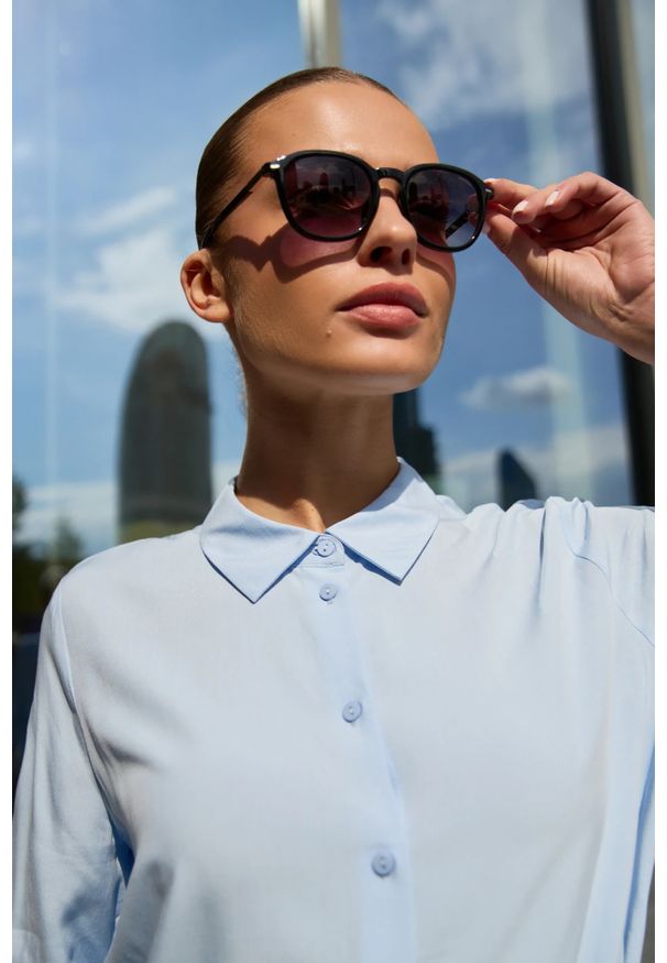 MOODO - Koszula z wiązaniem błękitna. Kolor: niebieski. Materiał: wiskoza