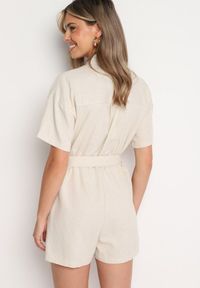 Born2be - Jasnobeżowy Kombinezon z Lnem i Wiskozą z Koszulową Górą i Materiałowym Paskiem z Klamrą Lolefia. Okazja: na co dzień. Kolor: beżowy. Materiał: materiał, len, wiskoza. Długość rękawa: krótki rękaw. Długość: krótkie. Styl: wizytowy, casual, elegancki #2