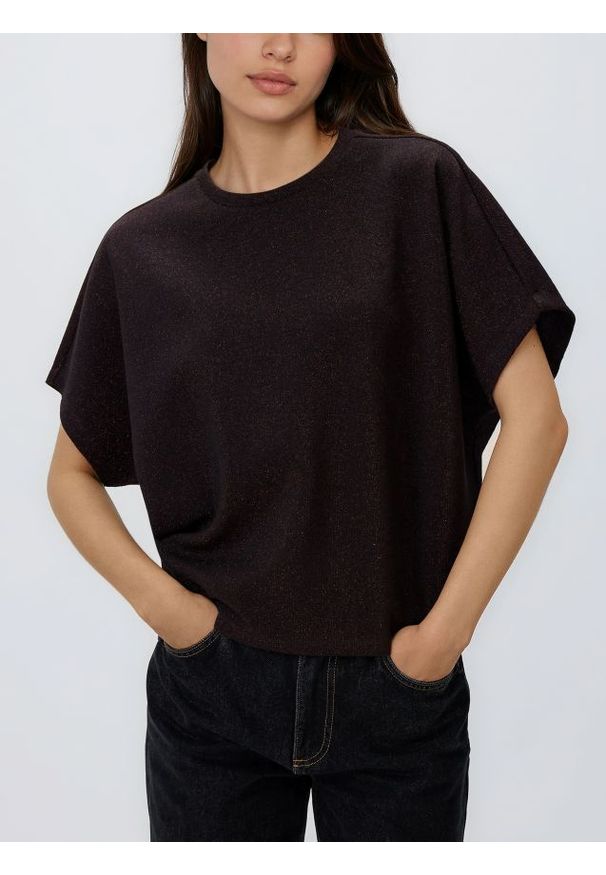 Reserved - T-shirt z metalizowaną nicią - ciemnobrązowy. Kolor: brązowy. Materiał: dzianina