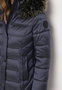 Born2be - Granatowa Pikowana Kurtka Zimowa o Długim Kroju z Odpinanym Kapturem z Futrem Mintoria. Okazja: na co dzień. Kolor: niebieski. Materiał: futro. Długość: długie. Sezon: zima. Styl: casual, elegancki #5