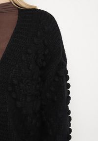 Born2be - Czarny Kardigan Ozdobiony Pomponami Besida. Okazja: na co dzień. Kolor: czarny. Materiał: wiskoza, jeans, wełna. Wzór: aplikacja. Styl: elegancki, casual, boho