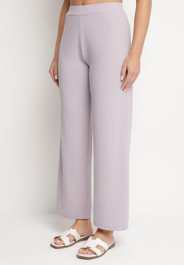Born2be - Jasnofioletowe Prążkowane Spodnie Szerokie z Gumką w Pasie Drasia. Kolor: fioletowy. Materiał: prążkowany