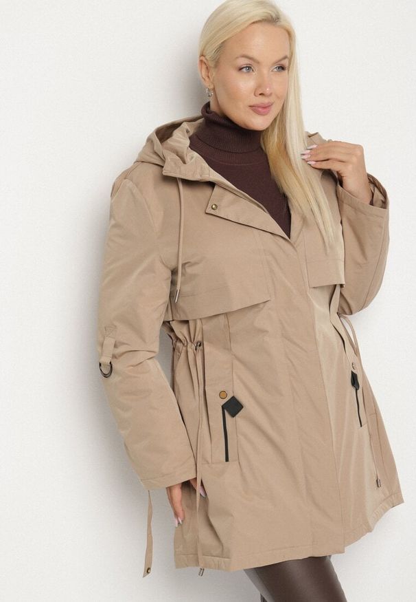 Born2be - Beżowa Kurtka Typu Parka z Kapturem i Podpinanymi Rękawami Falunea. Okazja: na co dzień, na spacer. Typ kołnierza: kaptur. Kolekcja: plus size. Kolor: brązowy. Materiał: jeans. Styl: klasyczny, sportowy, casual, elegancki