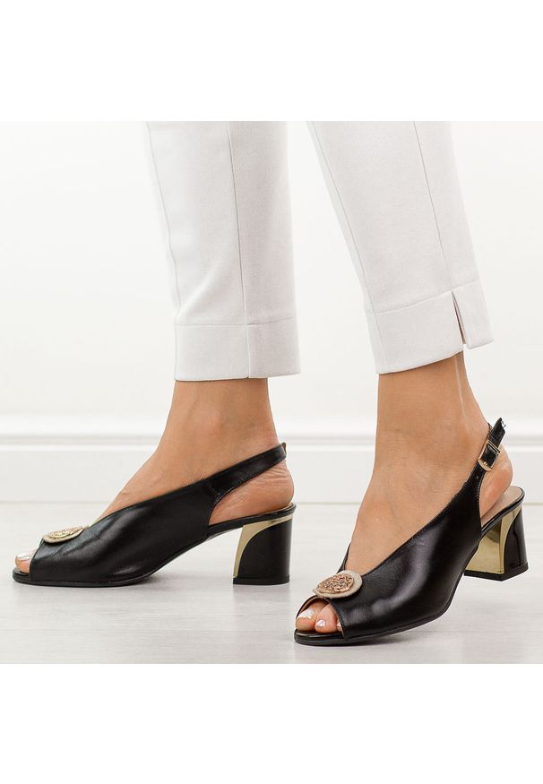 DEONI - Czarne skórzane Polskie sandały damskie na słupku Deoni D528. Okazja: na randkę, na spotkanie biznesowe, na imprezę. Nosek buta: okrągły. Kolor: czarny. Materiał: skóra. Wzór: aplikacja. Sezon: wiosna, lato. Styl: biznesowy, elegancki, klasyczny